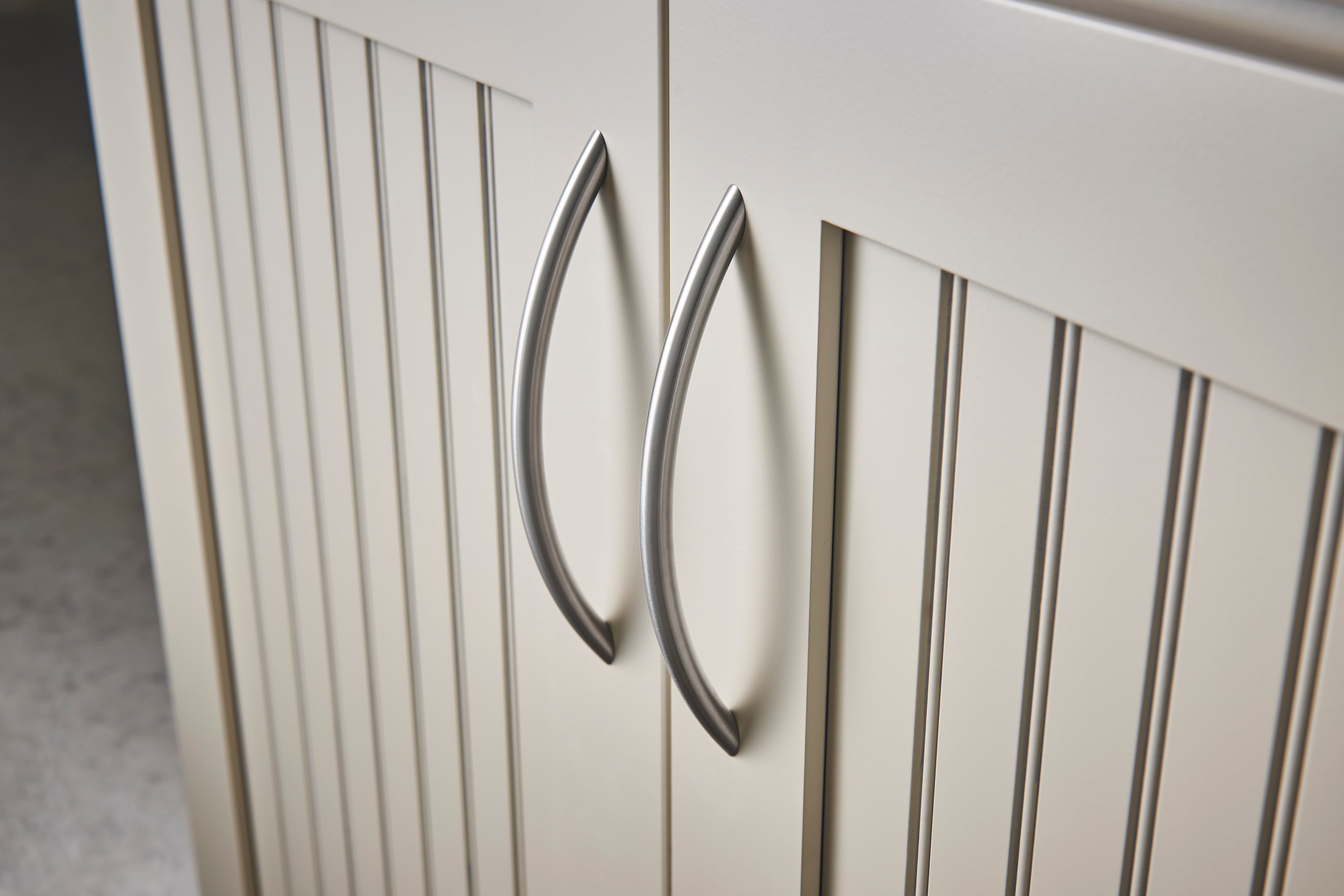 Solid Bowed Bar Pull